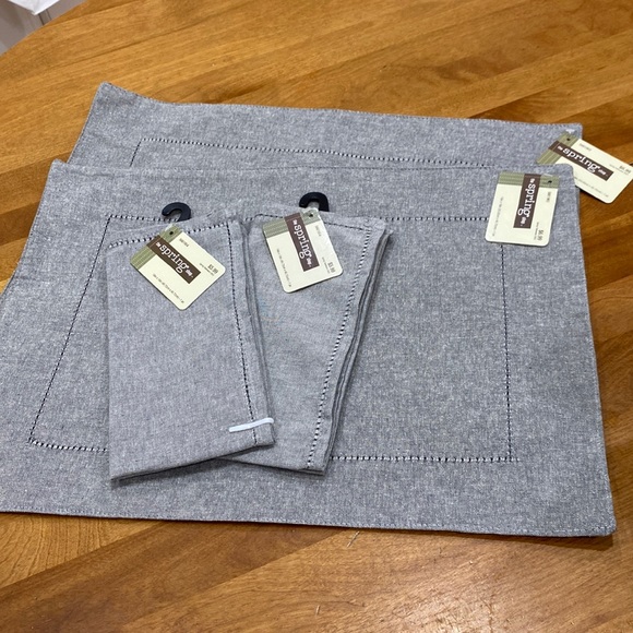 NWT.  8piece, placemats/napkin set. - Picture 3 of 12
